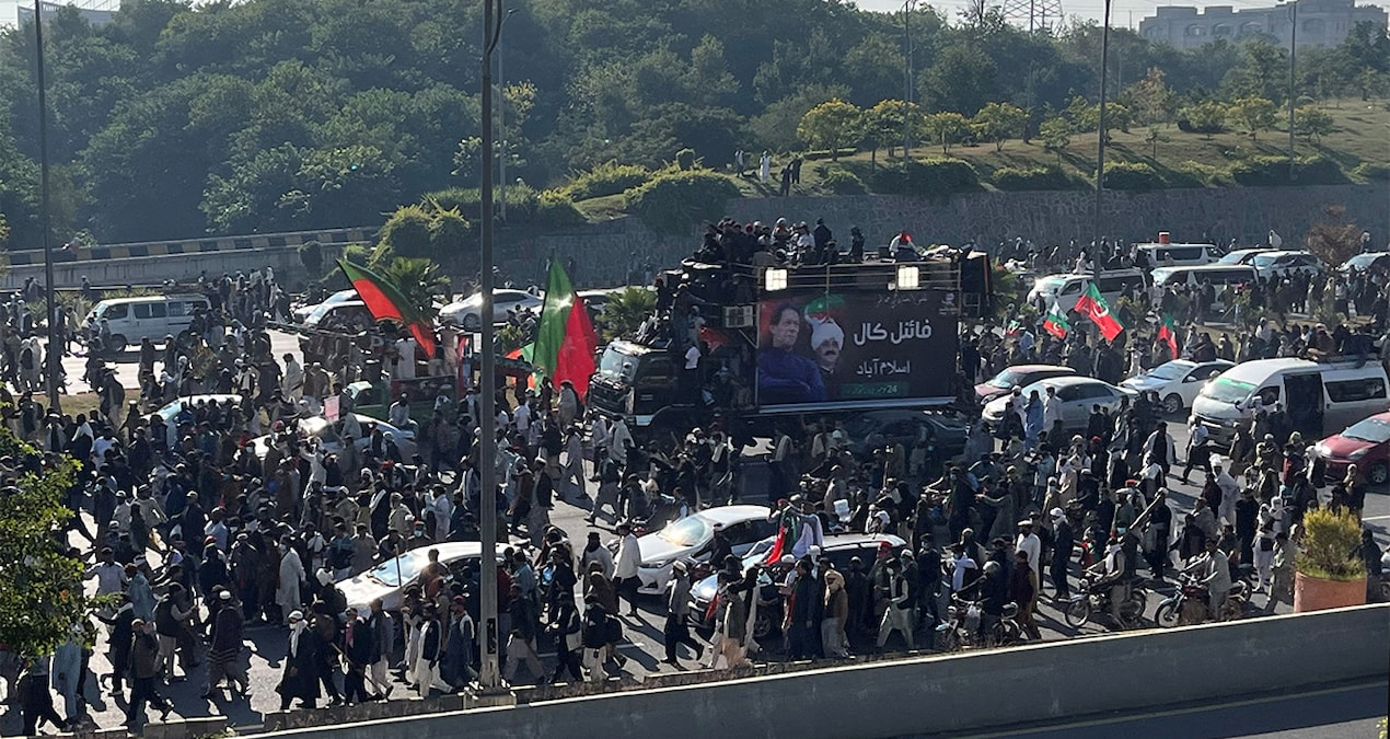 İslamabad savaş alanı: Konteynırdan duvarları aştılar, 4 polis öldü